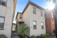 Chic Retreat - Hardwood Floors, Smart TV, Vinyl Records Hotels in 