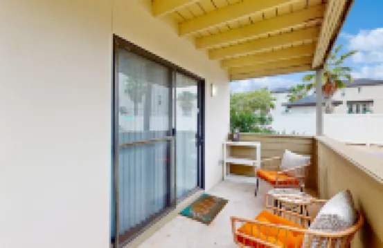 Bright condo with pool, W/D & central AC - close walk to the beach