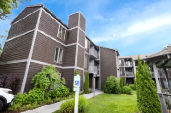 Charming Downtown Retreat with Rustic Modern Touches - Delightful Getaway