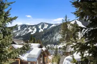 Stunning Mountain Views and Cozy Hot Tub - Enchanting Lodge Retreat Hotels in Saint Mary's