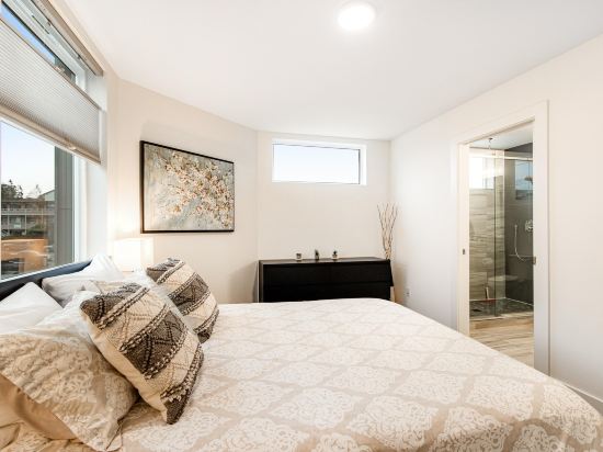 Corner Townhome with Rooftop Deck - Free WiFi & Washer/Dryer - Walker’s Paradise