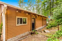 Dog-friendly lakefront cabin with woodstove, amazing view, firepit & dock