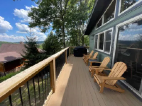 Stunning Lake Views and Spacious Living Areas - Amazing Escape