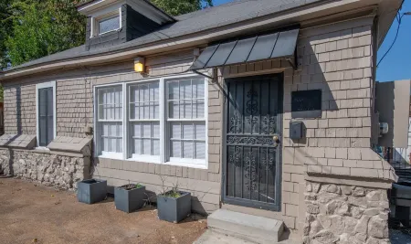 Bluff City Luxe-Cottage: 2 Bed, 1 Bath, Private, Gated, Completely Renovated! Отели рядом с достопримечательностью «Зоопарк Мемфиса»