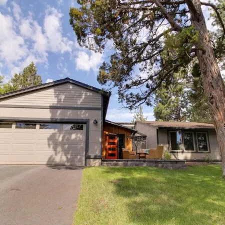 Hot Tub // Fenced Yard // AC // Pet-Friendly in Best Neighborhood in Bend