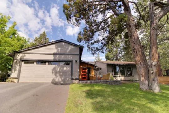 Hot Tub // Fenced Yard // AC // Pet-Friendly in Best Neighborhood in Bend