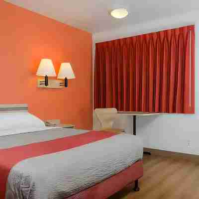 Super 8 by Wyndham Turlock Rooms