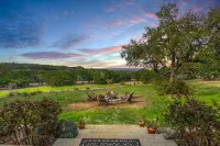 Tranquil Retreat - Cozy Escape, Fireplace, Patio, Views Hotels in Hays County