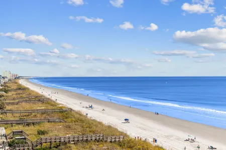 Mesmerizing Ocean Views and Elevated Pool - Stylish Coastal Retreat Отели рядом с достопримечательностью «Парк Черри Гров Ошенфронт»