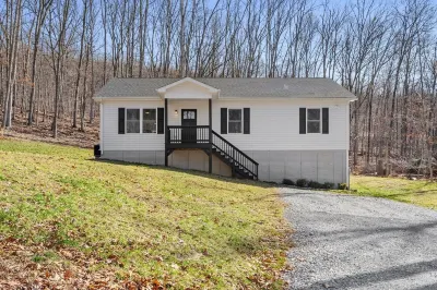 Charming 3-bedroom house with firepit and game room in gorgeous Harpers Ferry Hotels near Food Lion