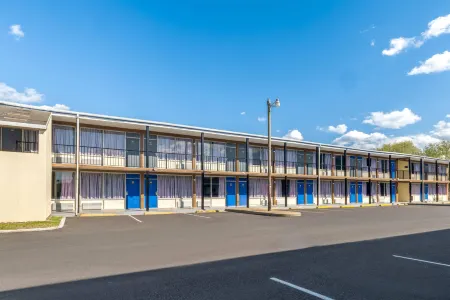 Travelodge by Wyndham Salisbury MD Отели рядом с достопримечательностью «Солсбери Скул»