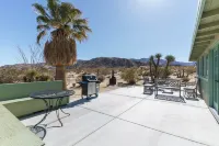 Cozy Secluded Retreat - Views, Sunroom, Spacious Patio, BBQ Hotels in Twentynine Palms