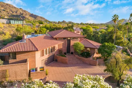 Exquisite Oasis with Expansive Pool - Stunning Luxury Retreat