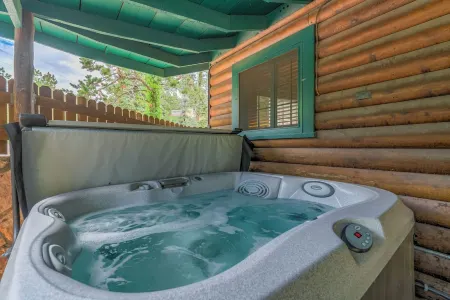 Charming 2-bedroom cabin in gorgeous Cascade with Wifi and hot tub
