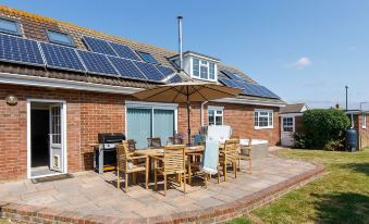 Beach House for 10 with Hot Tub & Garden