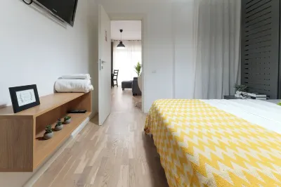 Sara - Stylish Apt with Balcony Near Piata Obor Hôtels à : Pasarea