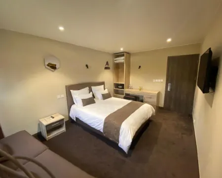Fly Inn Madagascar Hotel - Navette Gratuite H24 - à 300m de l'Aéroport International โรงแรมในอานตานานารีโว