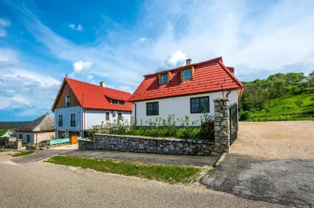 Ferrata Guesthouse Отели в г. Чеснек