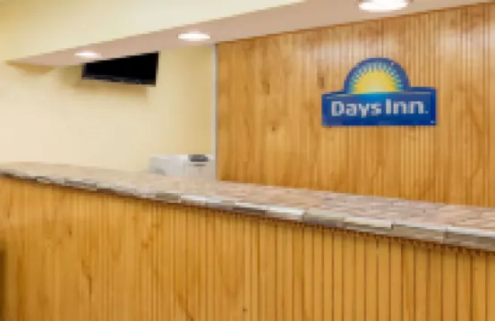 Days Inn & Suites by Wyndham Dayton North Hotels in Butler Township