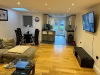 Luxurious London House With 6 Bedrooms Hotel di Potters Bar