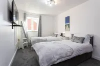 Beautifully Designed 3 Bed House - in Manchester Hotels in Hyde