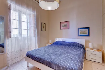 Cosy Maltese Townhouse Roof Terrace and Views Отели в г. Senglea