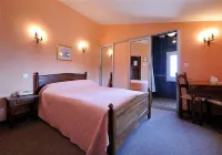 Logis Hôtel Restaurant les Géraniums Hotels in Caromb