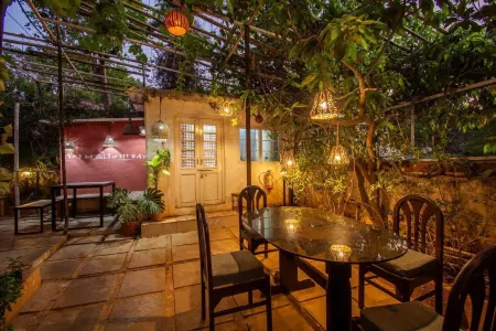 Flora Ecostay Resort and Spa Lonavala Отели рядом с достопримечательностью «Карла Кейвс»