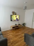 Home Sleeps5-Netflix-Parkg-Near City center Etihad Hotels in Oldham