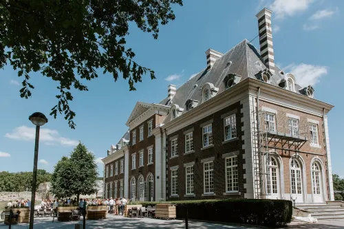 Kasteel Pietersheim Maastricht - Lanaken فنادق في Zutendaal