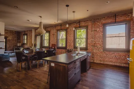 Slo Brew Lofts Отели рядом с достопримечательностью «Государственный университет Калифорния Политекник»