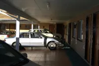 Settlers Motor Inn - parking