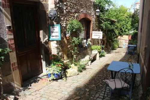 Les Ateliers d'Art Modiste et Formier Hotels in Roanne