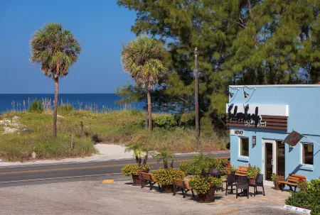 Silver Surf Gulf Beach Resort Отели рядом с достопримечательностью «Cortez Beach»