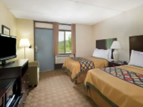 Super 8 by Wyndham White River Junction Hotels in Hartford