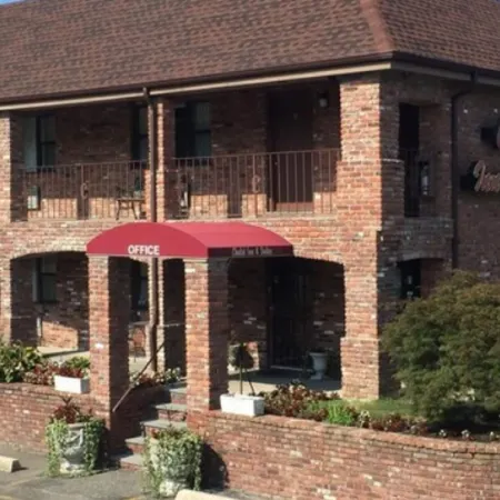 Chalet Inn & Suites