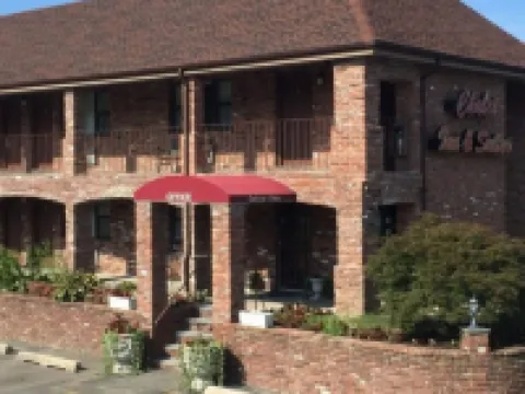 Chalet Inn & Suites