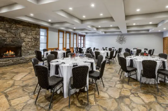 Crowne Plaza Resort Asheville Отели рядом с достопримечательностью «Гроввуд Виллидж»