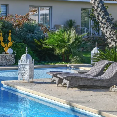 Escapades Lointaines Hotels near Romanesque Sculpture Center