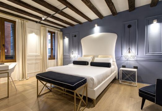 산마르코 스위트 755의 깔끔하고 현대적인 객실 내부 모습