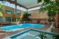 Travelodge by Wyndham Winnipeg East - piscina