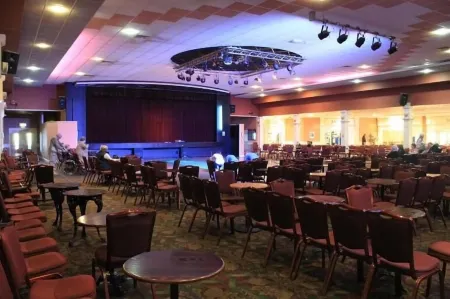 Sand Bay Holiday Village - Adults Only Отели рядом с достопримечательностью «Clevedon Pier and Heritage Centre»