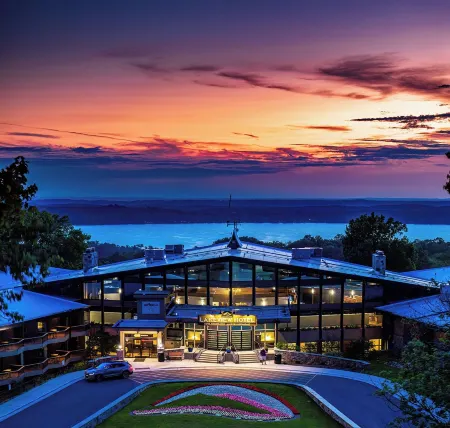 The Lakeview Hotel, Shanty Creek Resort Отели в г. Торч Лейк Тауншип