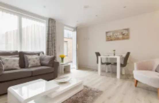 城市住宿酒店 - 仲夏馬廄