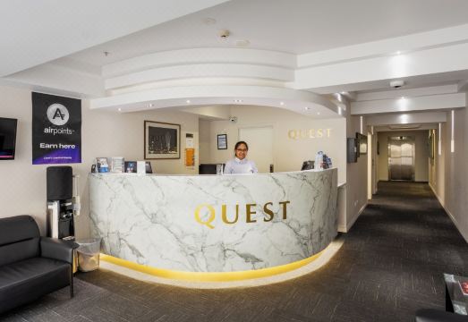 퀘스트 아파트먼트 거실