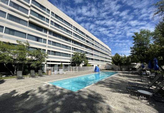 2. 홀리데이 인 익..