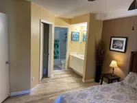 Walk to Beach, Pets ok, A/C, Pool, gym, spa, Patio, Pkg, Wifi, 24hr guarded gate