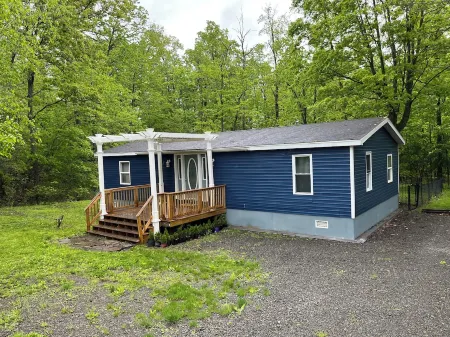 Charming 3bedroom house with AC, WiFi, fenced backyard in Wonderful Watkins Glen