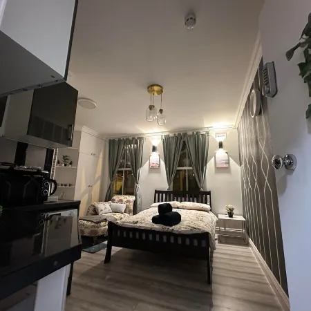 Studio - Sleeps 2 - Acton Park and Stn Close