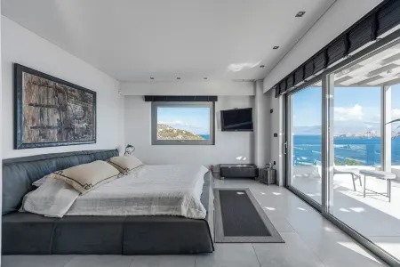 Welcome to Villa Soligia! Beach Front Villa Large Private Pool Amazing Sea View Отели в г. Коринф